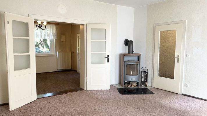 Wohnzimmer im Erdgeschoss mit Kamin