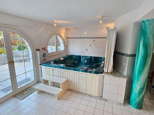 Whirlpool und Ausgang um Aussenpool