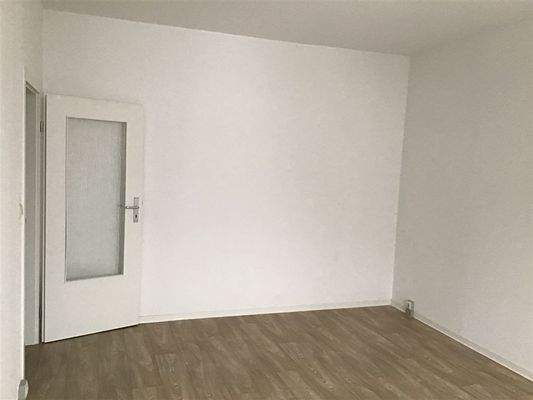 Wohn-Schlafraum mit Tür zum Flur