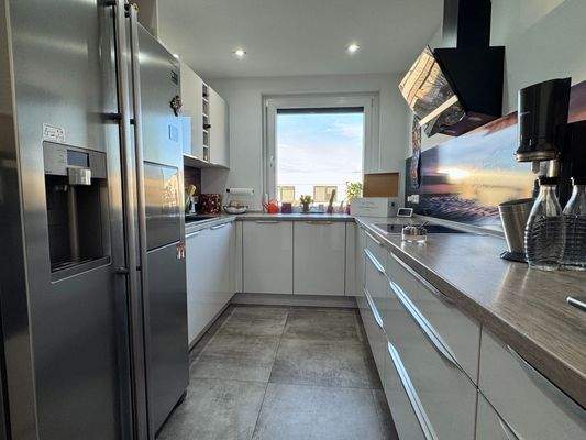 Küche mit Einbauküche