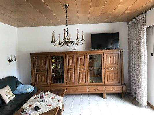 Das Wohnzimmer mit Terrassenausgang