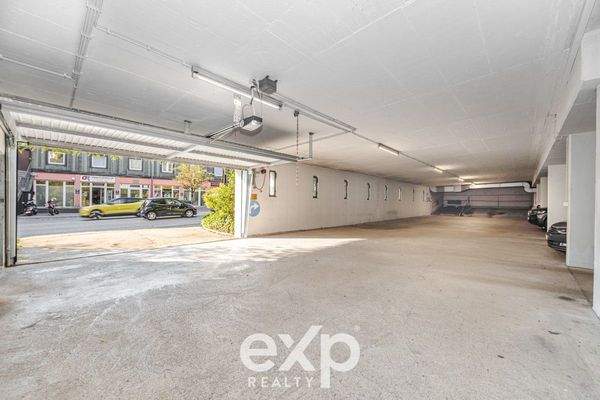 Garage mit Stellplatz