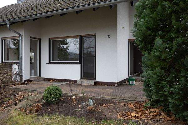 Blick auf Terrasse aus Garten