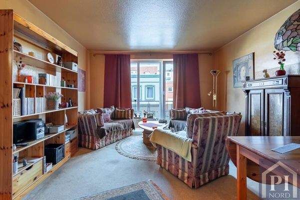 Wohnzimmer mit viel Tageslicht