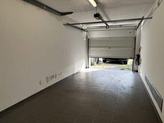 Garage mit elektr. Sektionaltor