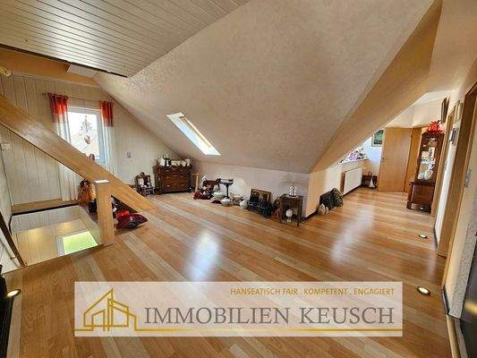 Großer heller Flur OG