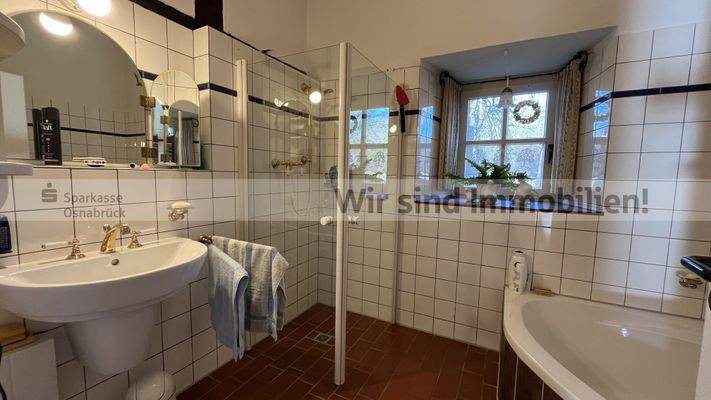 Badezimmer mit Wanne + Dusche