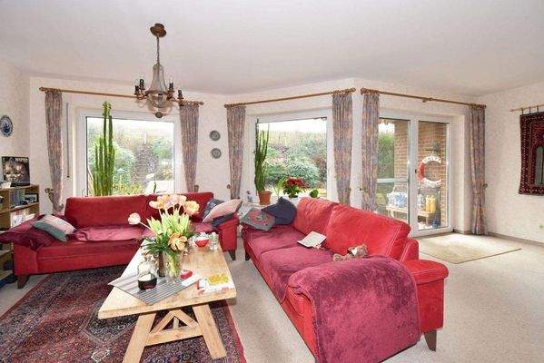 Wohnzimmer mit gr. Fenstern