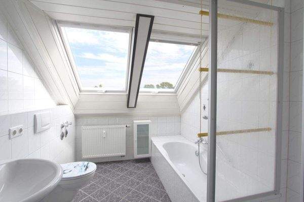 ...mit zwei großen Fenstern...