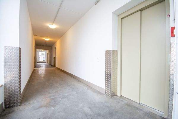 Flur zwischen Produktion und Lager