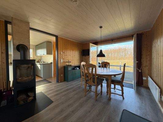 Essbereich mit geöffneten Terrassentüren