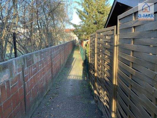 Weg im hinteren Grundstücksbereich