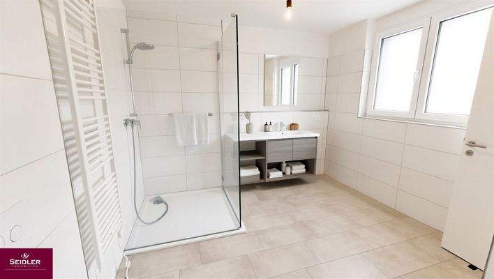 Tageslichtbadezimmer - OG mit KI möbliert