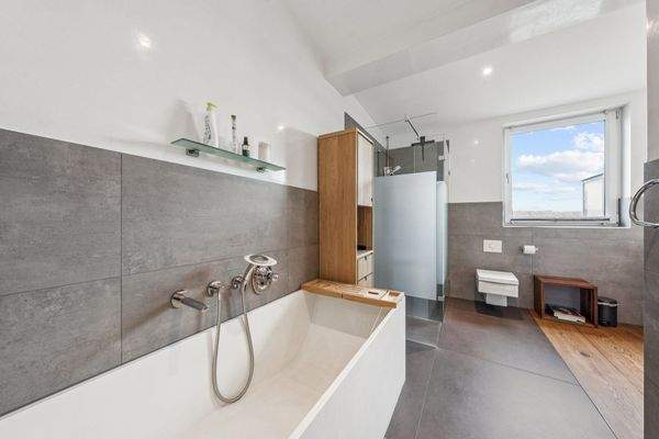 Designer-Bad mit Wanne und Walk-In-Dusche