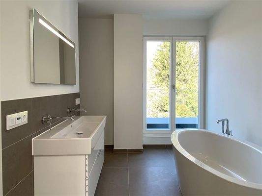  Bad mit Badewanne und Dusche