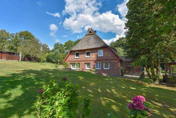 weitläufiger Garten mit Obstbäumen, Blumen und Sträuchern