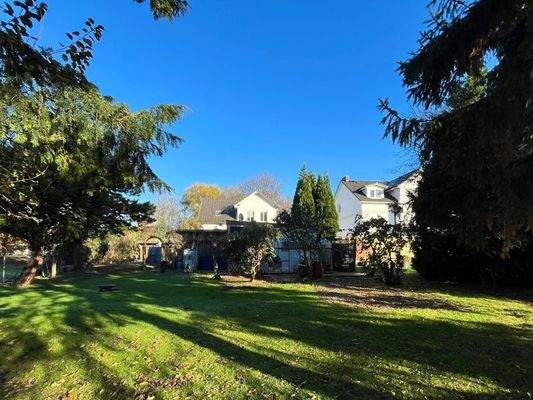 großes Grundstück mit Immobilie