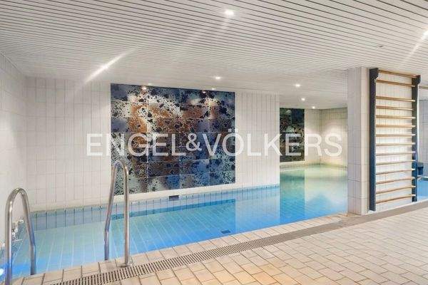 Für die Bewohner: Indoorpool mit Solarium und Fitnessbereich