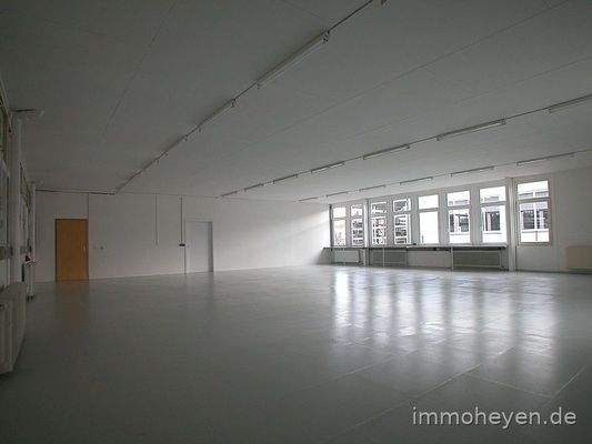 zur Zeit aufgeteilter 170m²-Raum