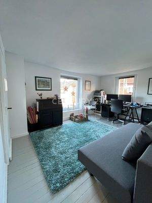 Lichtdurchflutetes Kinderschlafzimmer oder Büro