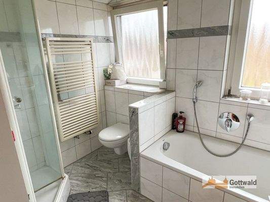 TL-Bad mit Dusche, Wanne, WC (EG)