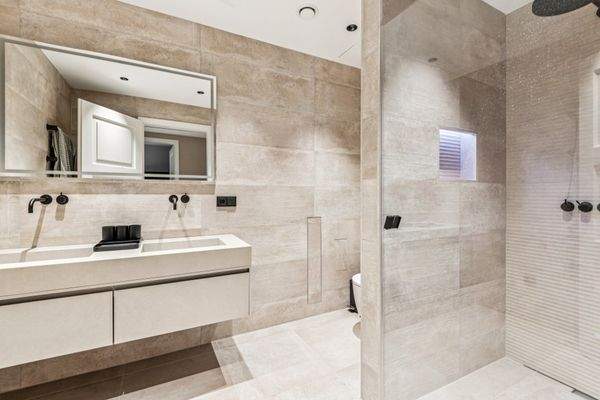 Hauptbadezimmer mit Walk-In Dusche