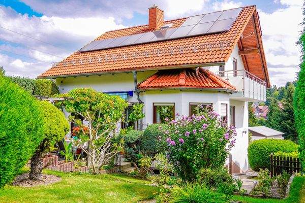 Modernes Haus mit Solardach