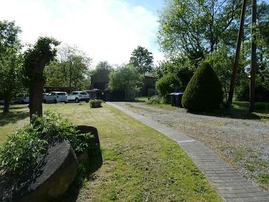 Einfahrt, Stellplätze und Carport