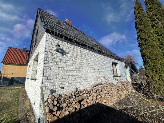 Seitenansicht mit Holzlager