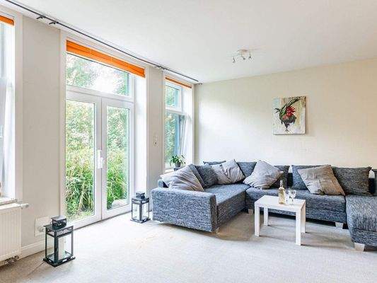Wohnzimmer mit Zugang zur Südterrasse