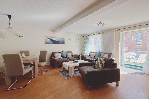 Das großzügige Wohnzimmer mit Balkonzugang