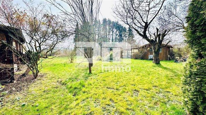 Großer Gartenbereich / 2x Gartenhaus