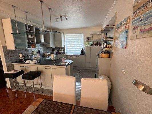 Offene Küche mit Einbauküche