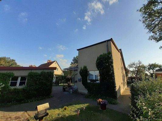 Nebengebäude und Haus.jpg