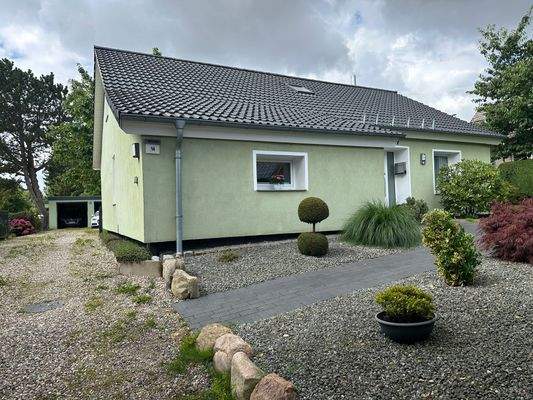 Ansicht Straßenseite mit Auffahrt