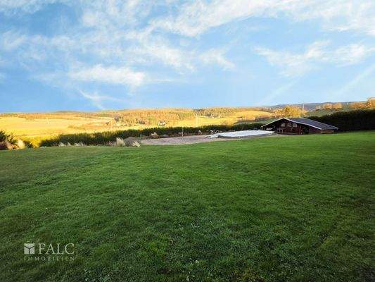 Blick über Grundstück