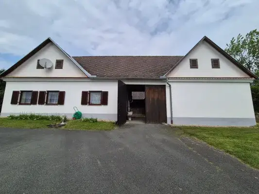 Rückseite Haus inkl. Eingangstor