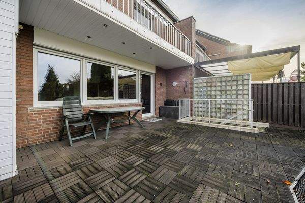 Teilüberdacht durch Balkon