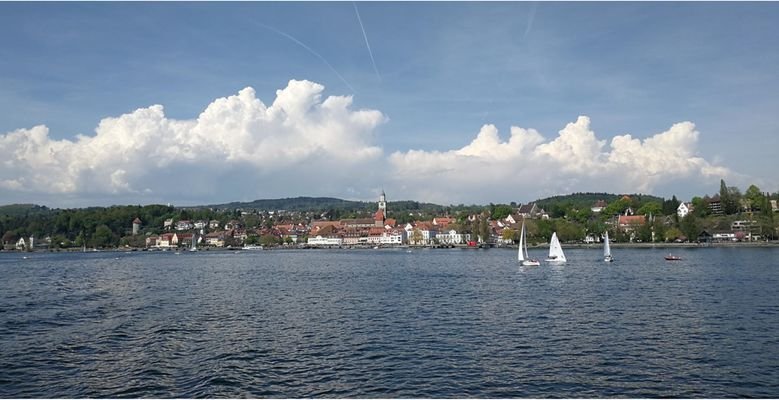 Blick vom Wasser zum Landungssteg