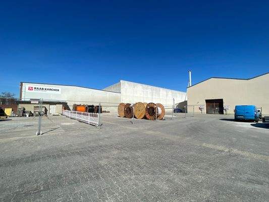 Vorhof Außenfläche + Halle