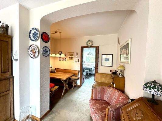 Esszimmer mit Zugang zur Küche