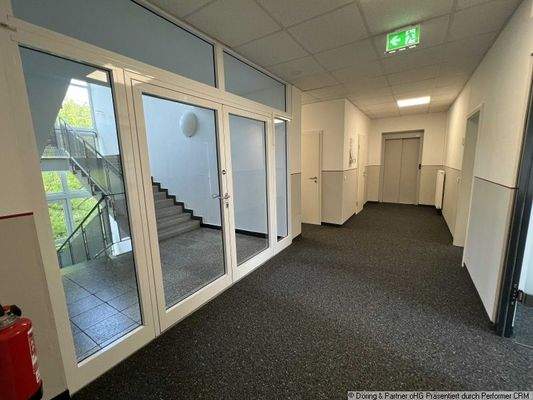 Blick zum Trppenhaus und Fahrstuhl