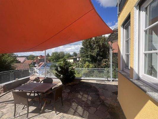 Großzügige Terrasse mit Sonnensegel