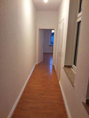 Langer Flur mit Holzboden