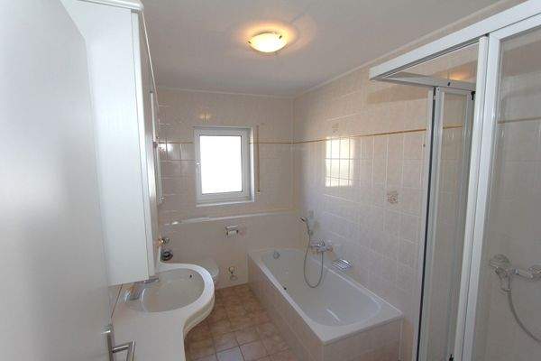 ... geräumiges Badezimmer mit Fenster...