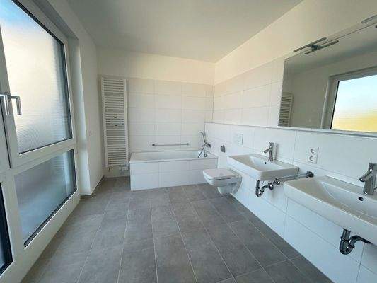 Bad 1 mit Fenster + Wanne