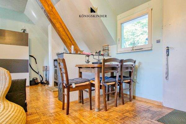 Wohnungseingang mit kleiner Sitzgelegenheit 