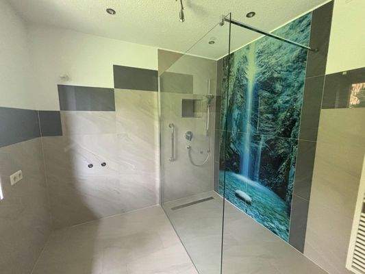 neuwertiges Tageslichtbad ...