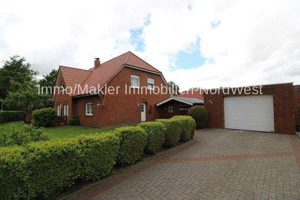 Hofauffahrt I & Garage I + Gartenhaus I