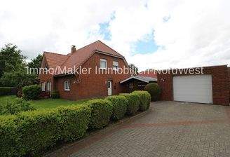 Hofauffahrt I & Garage I + Gartenhaus I